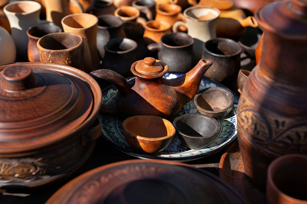 a-lot-of-handmade-pottery-ceramic-clay-brown-kitc-resize.jpg